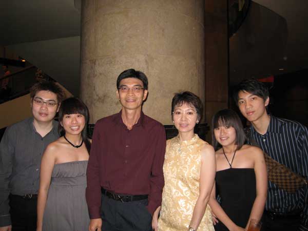 My Family, Photo Taken Before The Dinner<br />(From Left To Right: Me, Li Xiang, Dad, Mom, Hui Mi and Leroy)” /><figcaption>My Family, Photo Taken Before The Dinner<br />(From Left To Right: Me, Li Xiang, Dad, Mom, Hui Mi and Leroy)</figcaption></figure>
<p><b>Nokia N82</b><br />
My mom and brother finally changed their handphones. My mom changed from Nokia 7610 to a Nokia N82 from Singtel for S$588 and my brother changed from Sony Ericsson W800i also to Nokia N82 from M1 for S$598. As for me, I am still waiting for my Nokia N82, hopefully I can get it before Chinese New Year (*hint* Dinesh *hint*).</p>
<figure><img decoding=